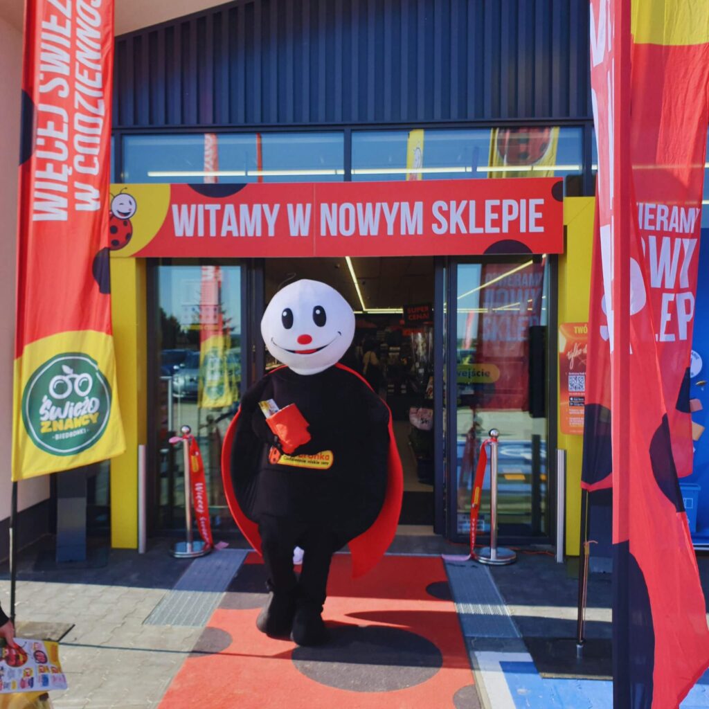 maskotka reklamowa na otwarcie sklepu
