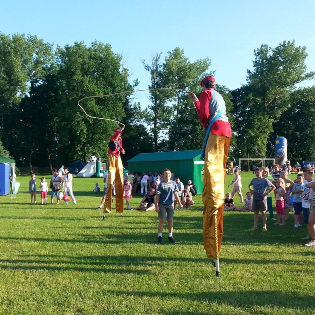 szczudlarze na festyn