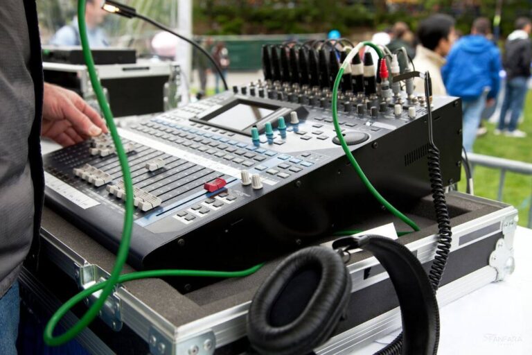 Oprawa muzyczna i nagłośnienie eventu – DJ przy profesjonalnym sprzęcie