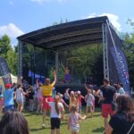 Dzieci bawiące się na festynie przy animacjach plenerowych z animatorami i dmuchańcami