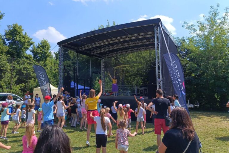 Dzieci bawiące się na festynie przy animacjach plenerowych z animatorami i dmuchańcami