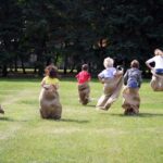 Animator prowadzący zabawy ruchowe i taneczne z dziećmi podczas animacji z muzyką.