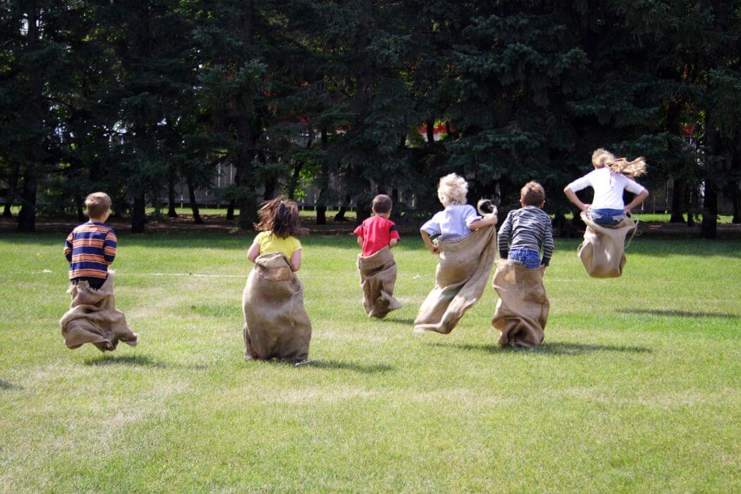 Animator prowadzący zabawy ruchowe i taneczne z dziećmi podczas animacji z muzyką.